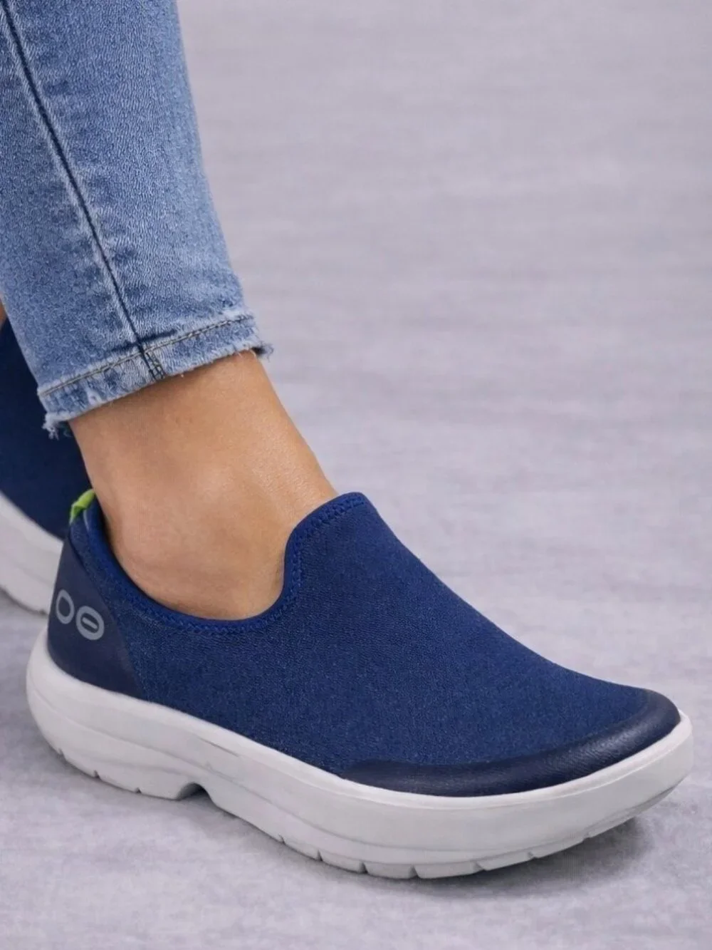 (New) OOFOS – OOmg eeZee Low Recovery Shoes (Navy) – Women's 8